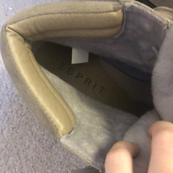 Size 7 - but fit like 6.5. Espirit Boots w the fur - Picture 3 of 5